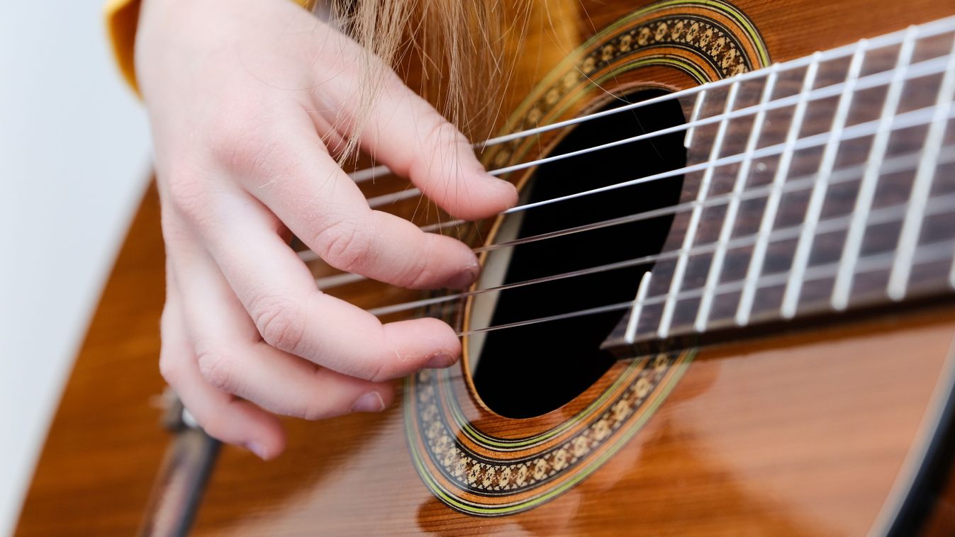 BAON – Soós Brigitta gitárművész koncertje zárja a zenés estéket