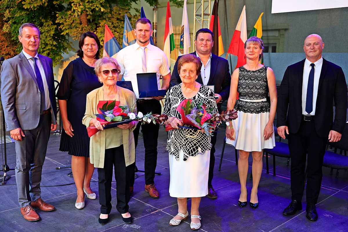 Patkós Zsolt polgármester, Rávai Móika alpolgármester, Kun-Szabó Dávid rendőr őrmester, Lakatos Zoltán, Kovács Tímea jegyző, Serbán György alpolgármester, második sor: Dósai Imréné és Á. Fúrús Piroska