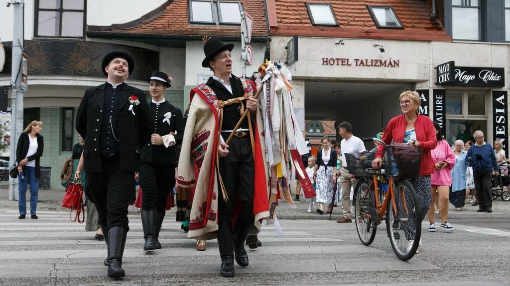 Kunsági Lakodalom, násznép, Kecskemét Táncegyüttes, vőlegény, menyasszony