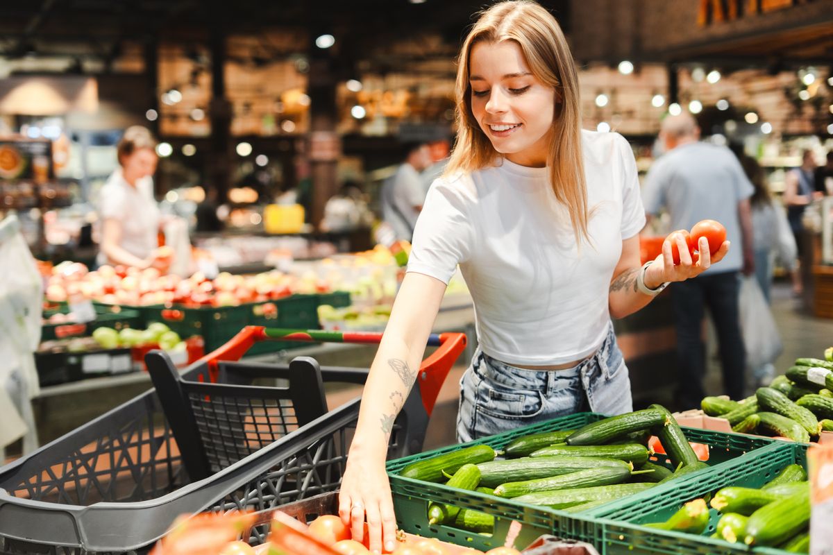 Young,Woman,Happily,Shops,For,Fresh,Produce,In,A,Grocery