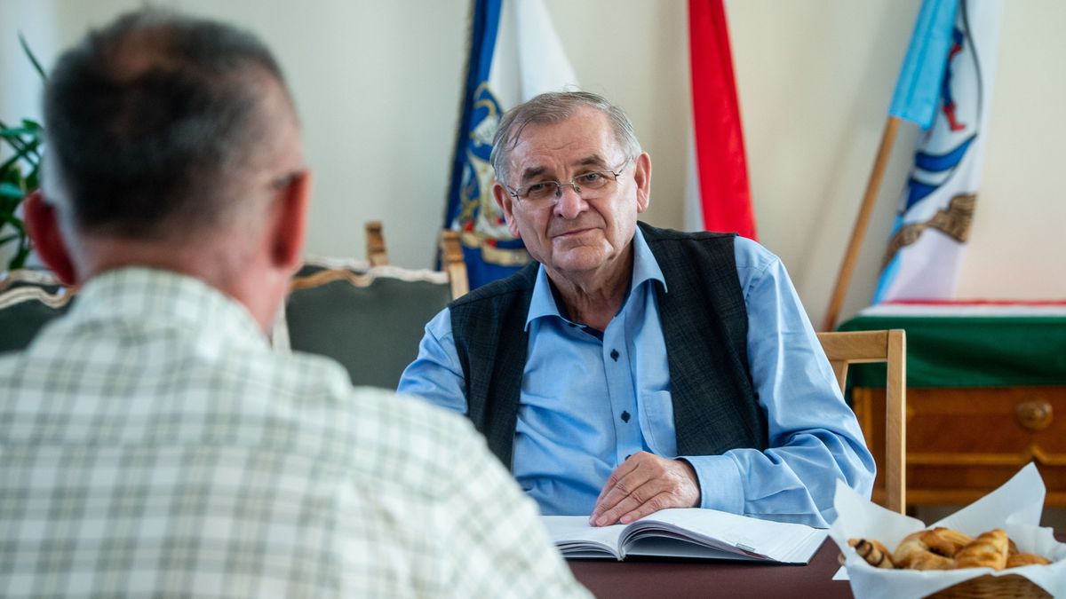 Lezsák Sándor, fogadóóra, faluház