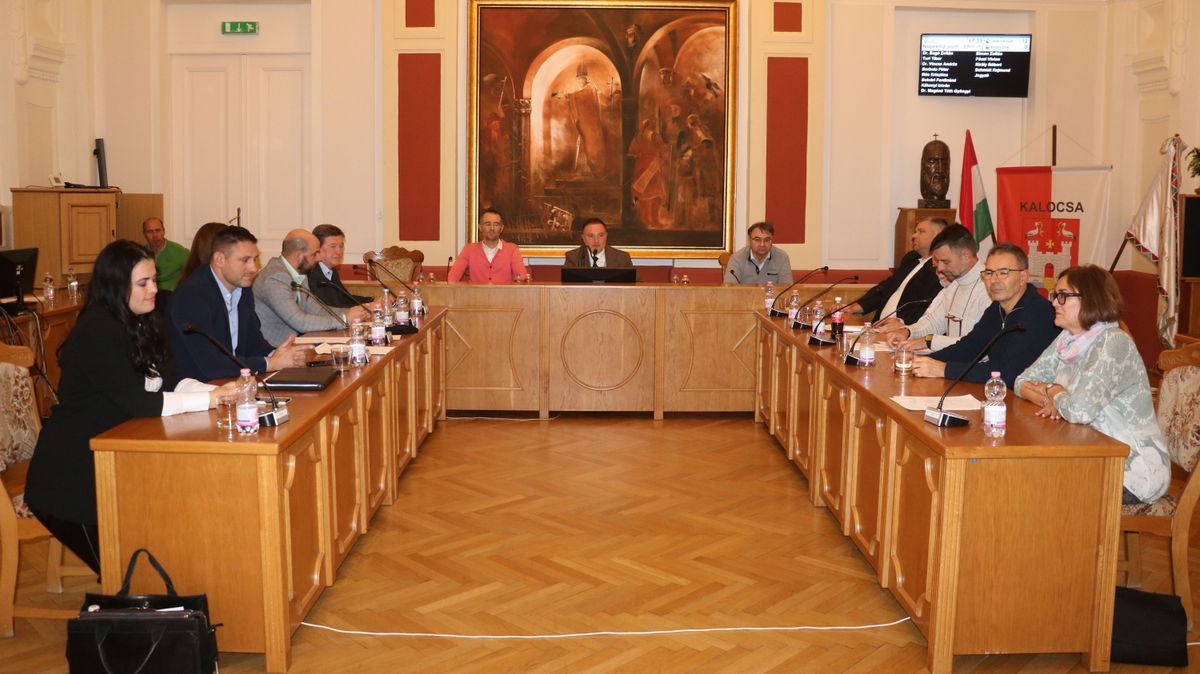 hivatali dolgozók átlagbére, Kalocsa, testületi ülés