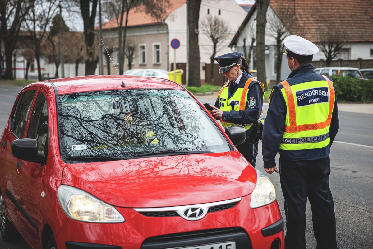 LED-izzó, igazoltatás, rendőrség
