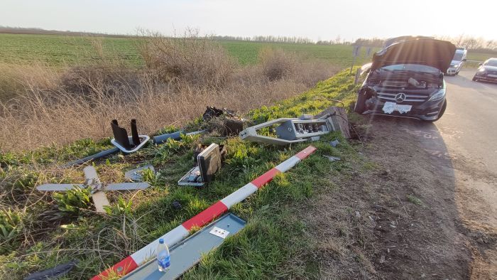 Vasúti sorompónak ütközött egy autó Baja közelében