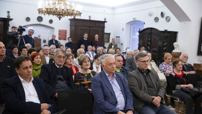 Erdélyből a nagyvilágba kiállítás a Bozsó Gyűjteményben