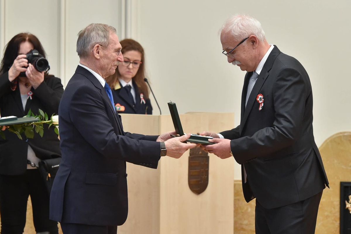Pintér Sándor belügyminiszter és dr. Mátrai Tibor, a Bajai Szent Rókus Kórház orvosigazgatója, a Szülészet-Nőgyógyászati Osztály osztályvezető főorvosa
