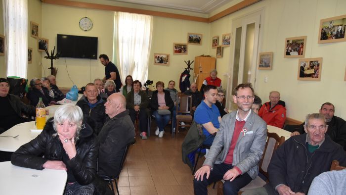 Csík János és a Mezzo zenekar ismét énekelt a kecskeméti Wojtyla Barátság központ népkonyháján