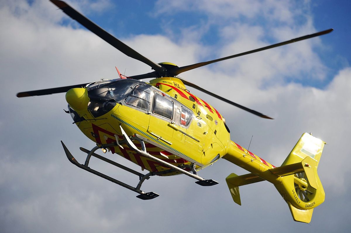 Véres kutyatámadás, mentőhelikopter