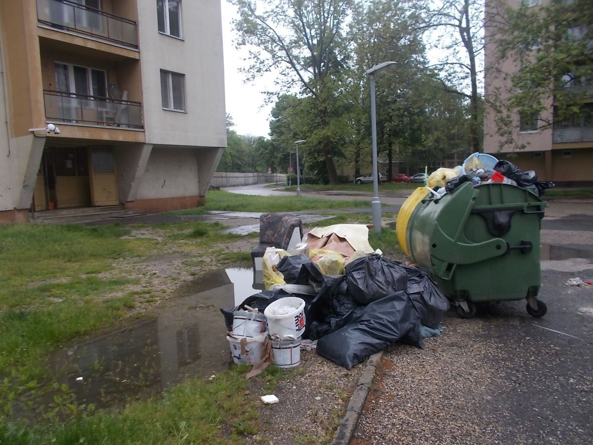 illegálisan kihelyezett hulladék, szemét, Kecskemét