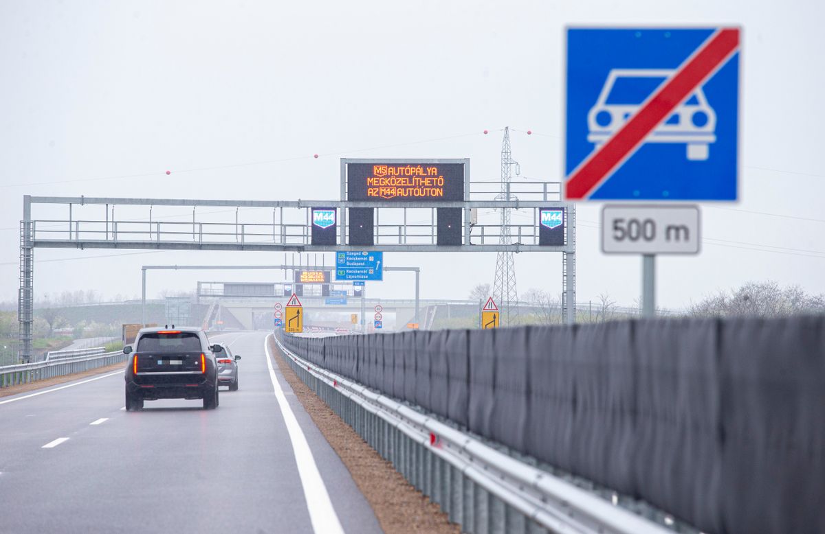 m44, közlekedés
