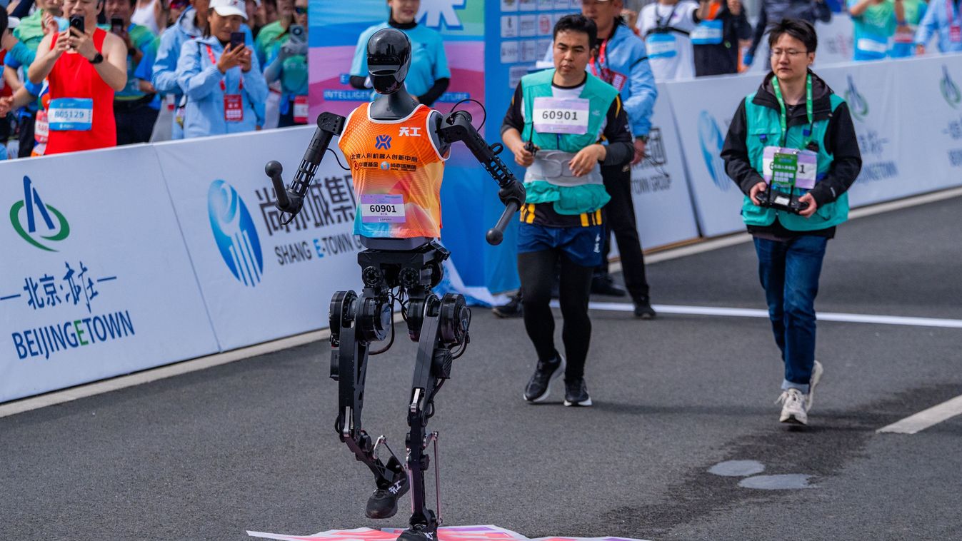 Íme, a legnagyobb esések a világ első ember-robot félmaraton futóversenyén