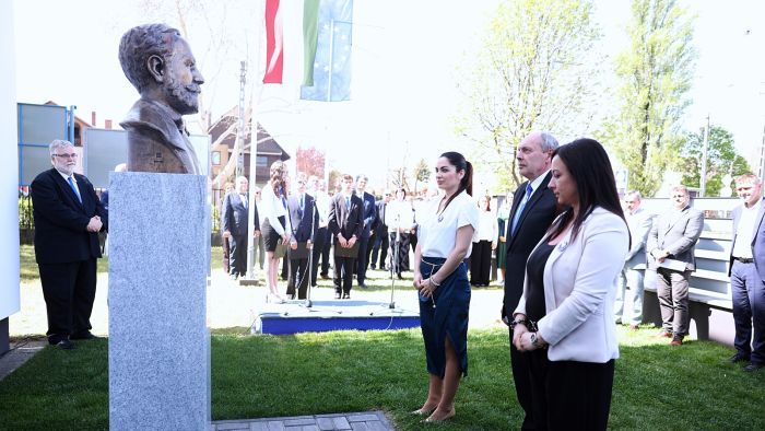 Kiskunhalas első polgármestere mellszobrát avatták a halasi iskolában