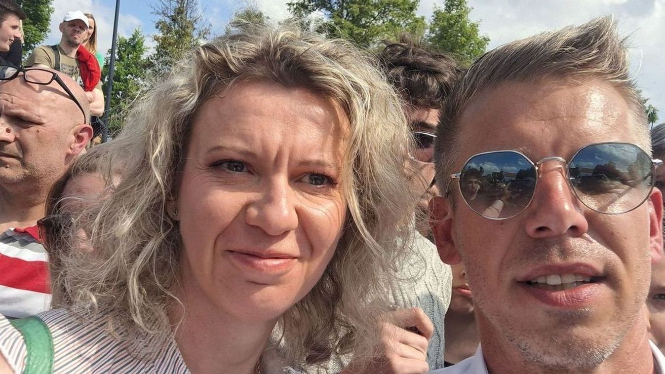 Humorral a megfélemlítés ellen: mémekkel és óriásplakátokkal mutatják meg a Tisza Párt igazi arcát