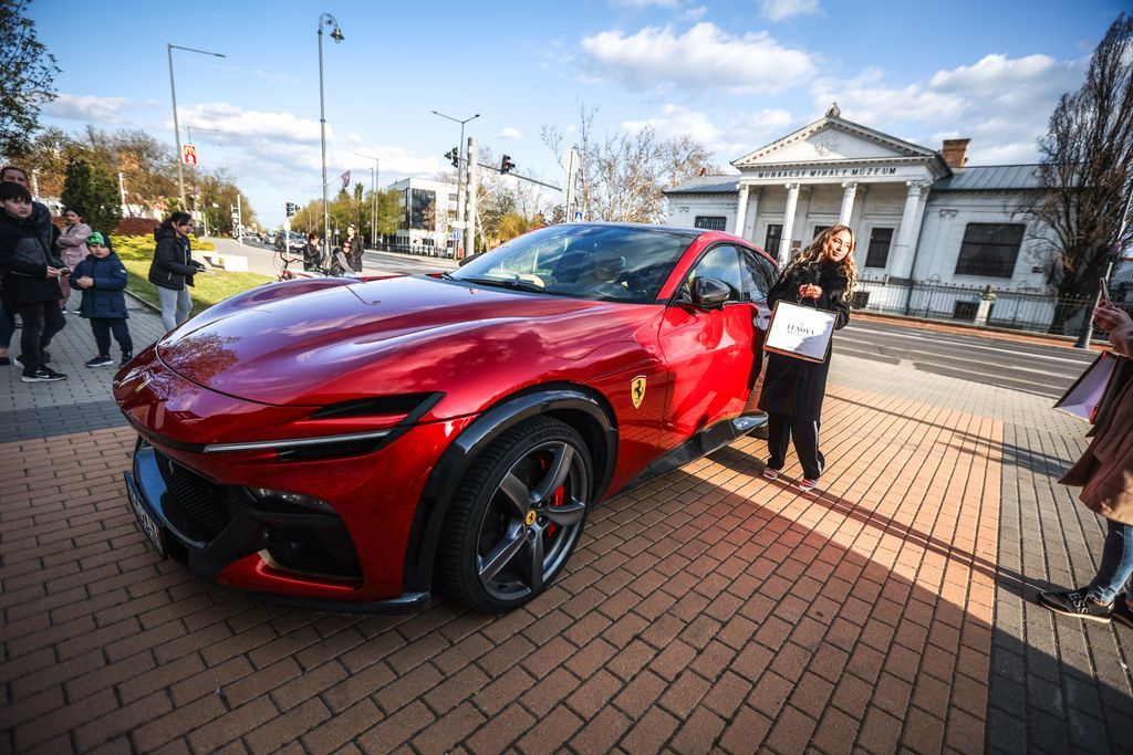 Jákob Zoli, tűzpiros Ferrari