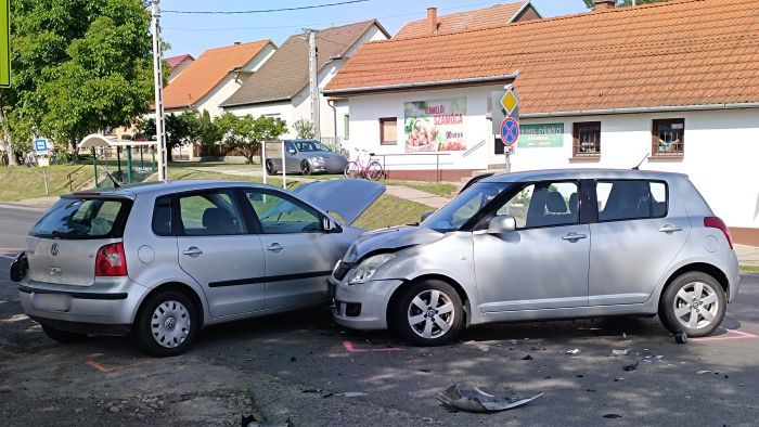 Összeütközött két személyautó Nemesnádudvaron