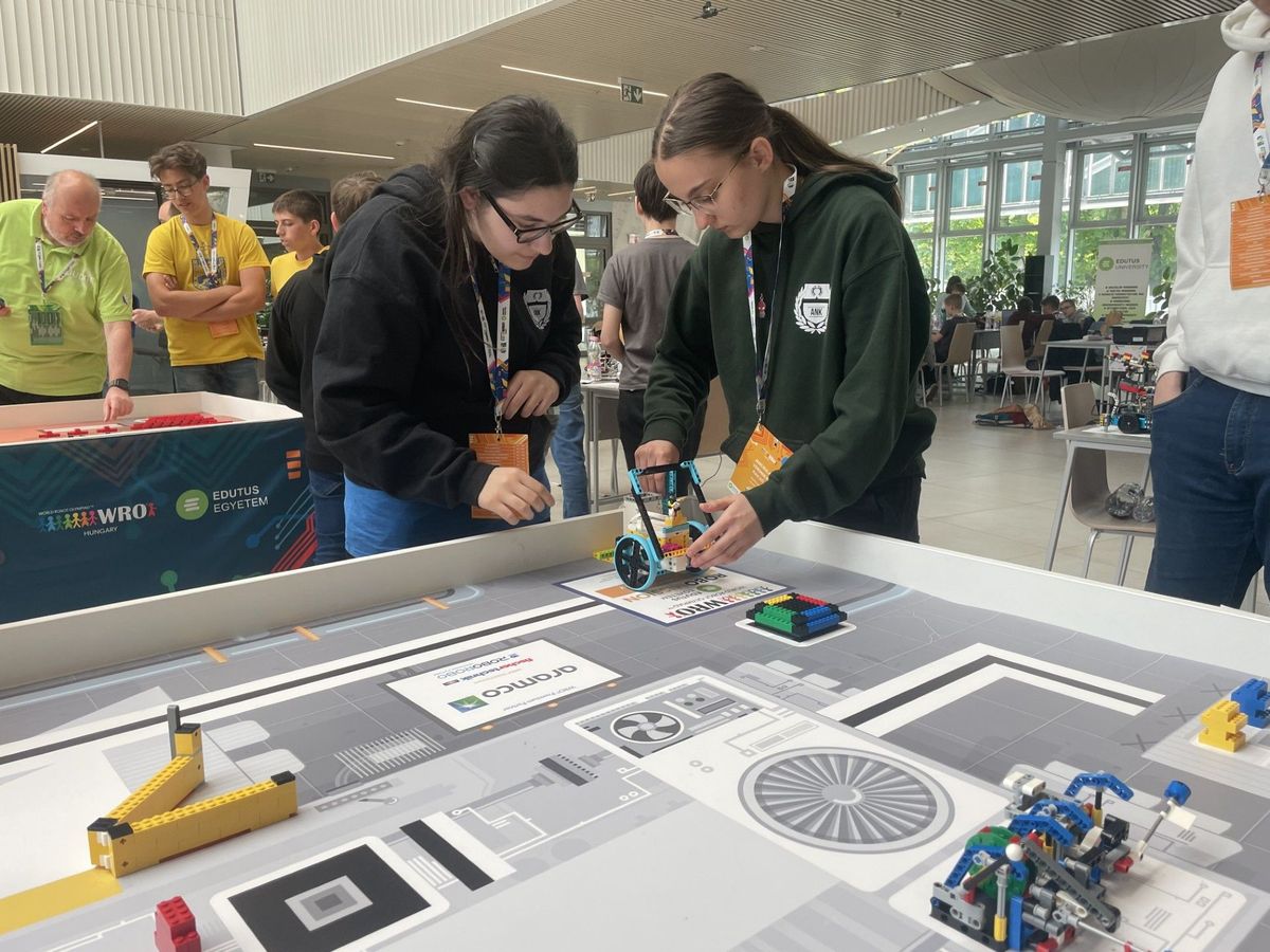 Robotépítő és -programozási verseny Kecskeméten,