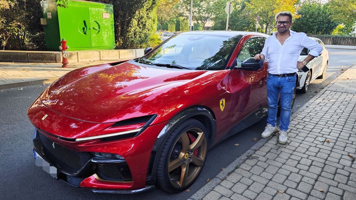 Jákob Zoli, tűzpiros Ferrari, celebfigyelő