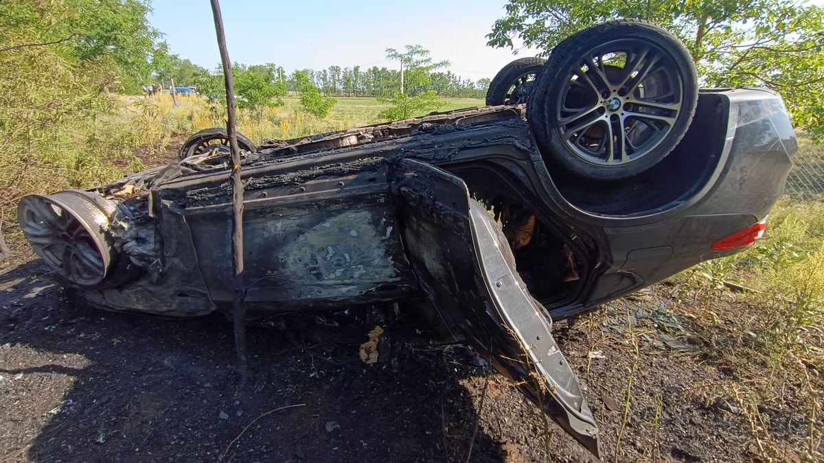 Az utolsó pillanatban sikerült kimenteni a sofőrt a lángoló autóból, egy hajszálon múlt az élete