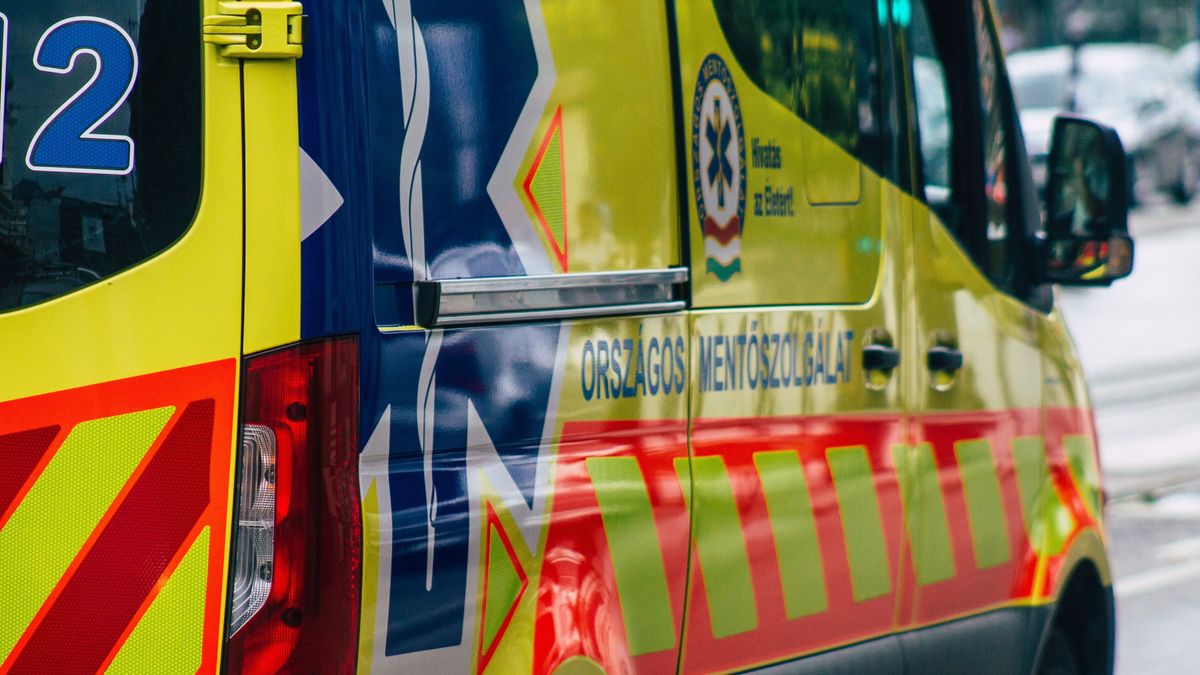 Megrázó balesetet szenvedett két fiatal, rekordbírságot kapott a gyorshajtó