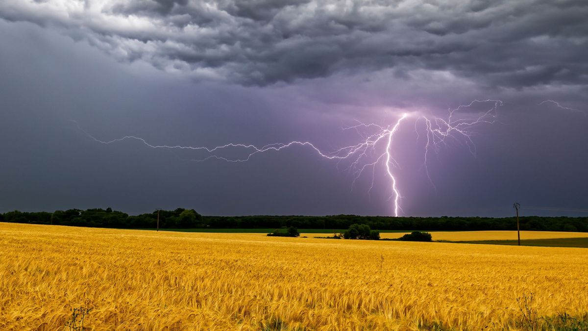Most érkezett! Kiadták a riasztást, durva viharokra kell készülni, akár jégeső is lehet