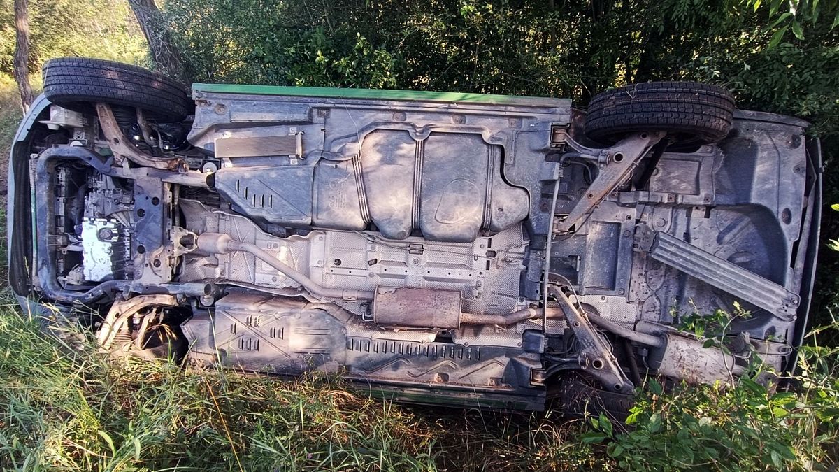 Postás furgon borult árokba Imrehegy közelében – videóval