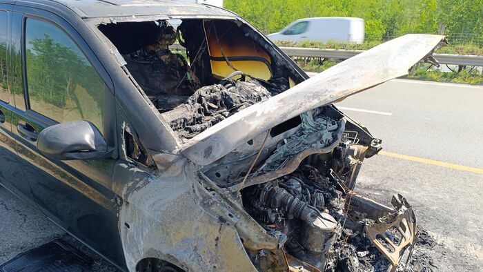 Kigyulladt egy kisbusz az M5-ös autópályán