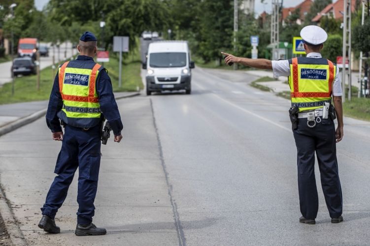 Közúti ellenőrzés, rendőrök