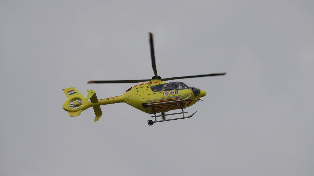 Árokba hajtott egy gépkocsi, mentőhelikopter is érkezett a helyszínre