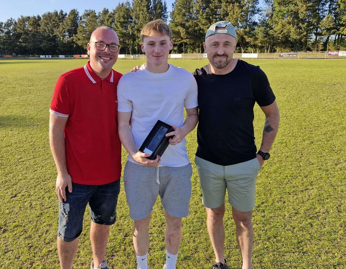 Steven Sharp sportigazgató, Fekete Johnny, Iain Diack vezetőedző