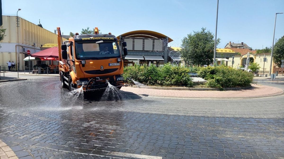 Nem a párakapu a legfőbb fegyver a hőség ellen, így dolgoznak a locsolóautók a helyiek biztonságáért