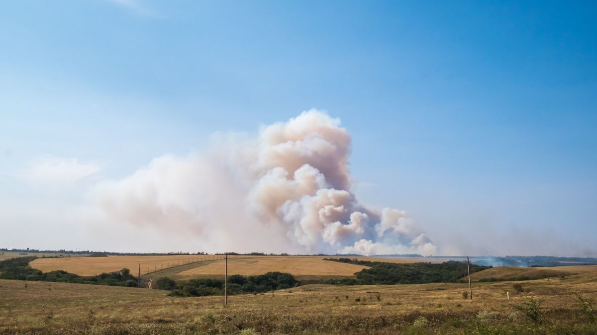 Hatalmas tűz ütött ki a sertéstelep közelében, kiemelt riasztási fokozatot rendeltek el