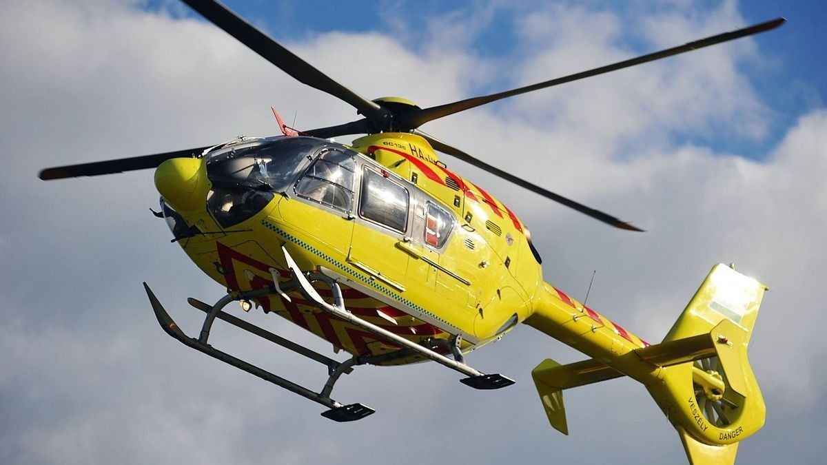 Mentőhelikoptert riasztottak az M5-ösön kisbuszba szorult utasokhoz