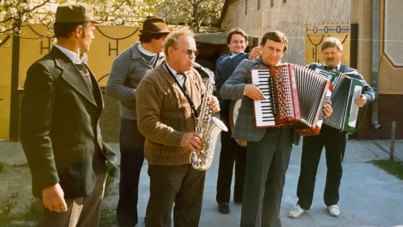 Időutazás régi fotókkal – esküvők, zenészek és családi pillanatok a múltból