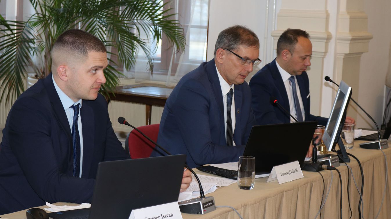 Béremelések, fürdőfejlesztés, új kamerák: megszavazták Kiskőrös 20,3 milliárdos...