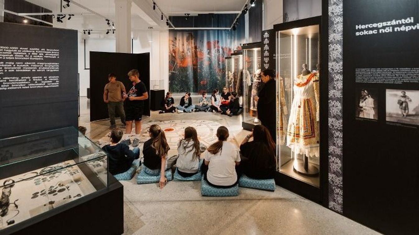 Élménnyé formálják a történelmet: kitüntették a bajai nívódíjas...