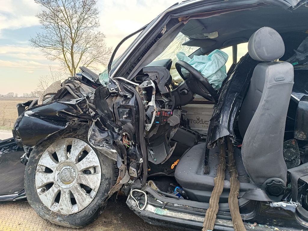 Tíz hónapos gyermek is megsérült a frontális ütközés során – fotók, videó