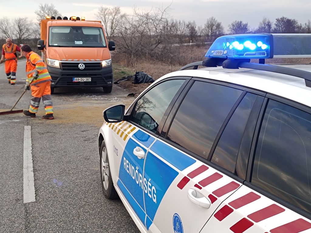 Tíz hónapos gyermek is megsérült a frontális ütközés során – fotók, videó